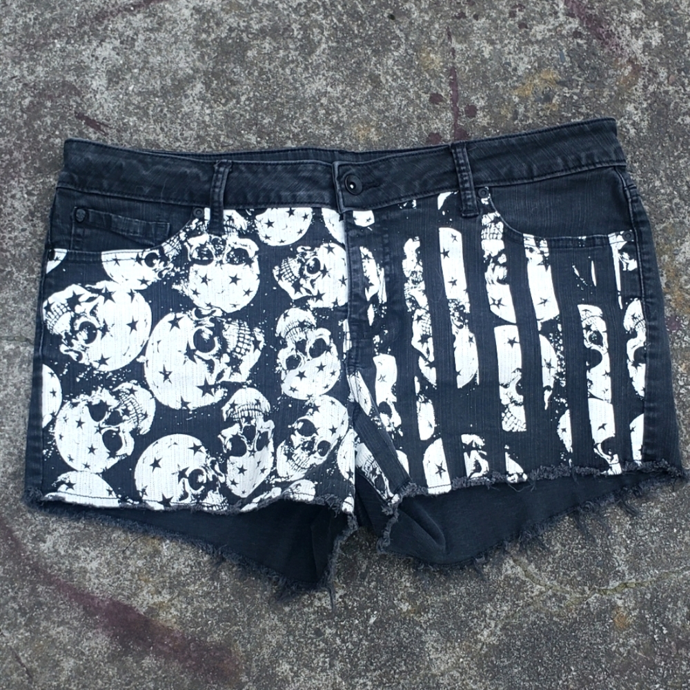 Blackheart black and white skulls & stripes black frayed jean shorts size 15
